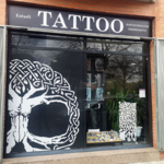 exterior fachada Instalaciones del estudio de tatuajes Doble J Tattoo en Granollers, zona de trabajo higiénica y profesional para tatuaje realista.