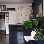 Hall Instalaciones del estudio de tatuajes Doble J Tattoo en Granollers, zona de trabajo higiénica y profesional para tatuaje realista.