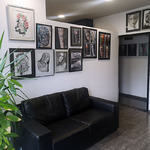 Instalaciones del estudio de tatuajes Doble J Tattoo en Granollers, zona de trabajo higiénica y profesional para tatuaje realista, zona de descanso.