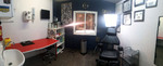 Instalaciones cabina principal del estudio de tatuajes Doble J Tattoo en Granollers, zona de trabajo higiénica y profesional para tatuaje realista.