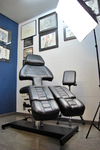 Instalaciones cabina principal del estudio de tatuajes Doble J Tattoo en Granollers, zona de trabajo higiénica y profesional para tatuaje realista.
