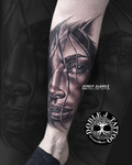 tatuaje rostro femenino realista en negro y gris realizado por Josep Juarez en Granollers Barcelona