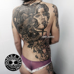 Diseño de cobertura de espalda completa de tatuaje realista con transiciones de sombras perfectas, hecho en Doble J Tattoo.