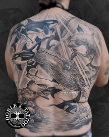 Diseño de espalda completa de tatuaje realista con transiciones de sombras perfectas, hecho en Doble J Tattoo.