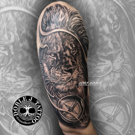 Tatuaje de león realista con sombras y texturas detalladas en el antebrazo, diseño personalizado por Doble J Tattoo.