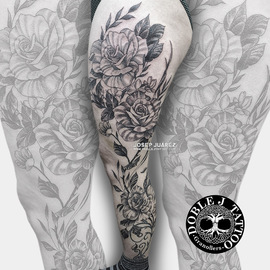 Diseño de pierna completa de tatuaje floral con transiciones de sombras perfectas, hecho en Doble J Tattoo.