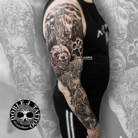 Diseño de manga completa de tatuaje realista de perros con transiciones de sombras perfectas, hecho en Doble J Tattoo.