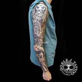 Diseño de manga completa de scream tatuaje realista con transiciones de sombras perfectas, hecho en Doble J Tattoo.