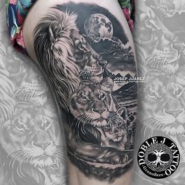 Tatuaje de familia de leones realista con sombras y texturas detalladas en el antebrazo, diseño personalizado por Doble J Tattoo.