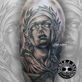 Tatuaje de escultura griega en estilo realismo Black and Grey, obra del estudio de tatuajes Doble J Tattoo en Granollers, Barcelona.