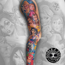 Diseño de pierna completa de tatuaje a color de princesas disney con transiciones de sombras perfectas, hecho en Doble J Tattoo.