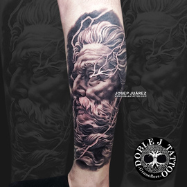 Tatuaje de escultura griega de Zeus en estilo realismo Black and Grey, obra del estudio de tatuajes Doble J Tattoo en Granollers, Barcelona.