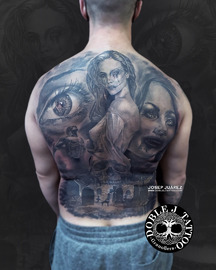 Diseño de espalda completa de tatuaje realista con transiciones de sombras perfectas, hecho en Doble J Tattoo.